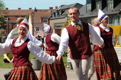 Vidējās paaudzes deju kolektīvs "Liepavots"