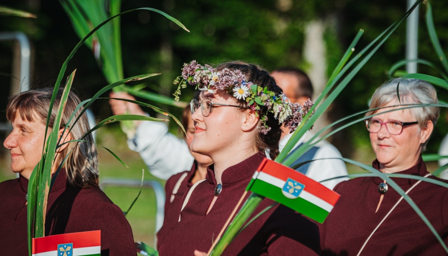 svēl=tku gājienā ar Sēlijas karodziņiem