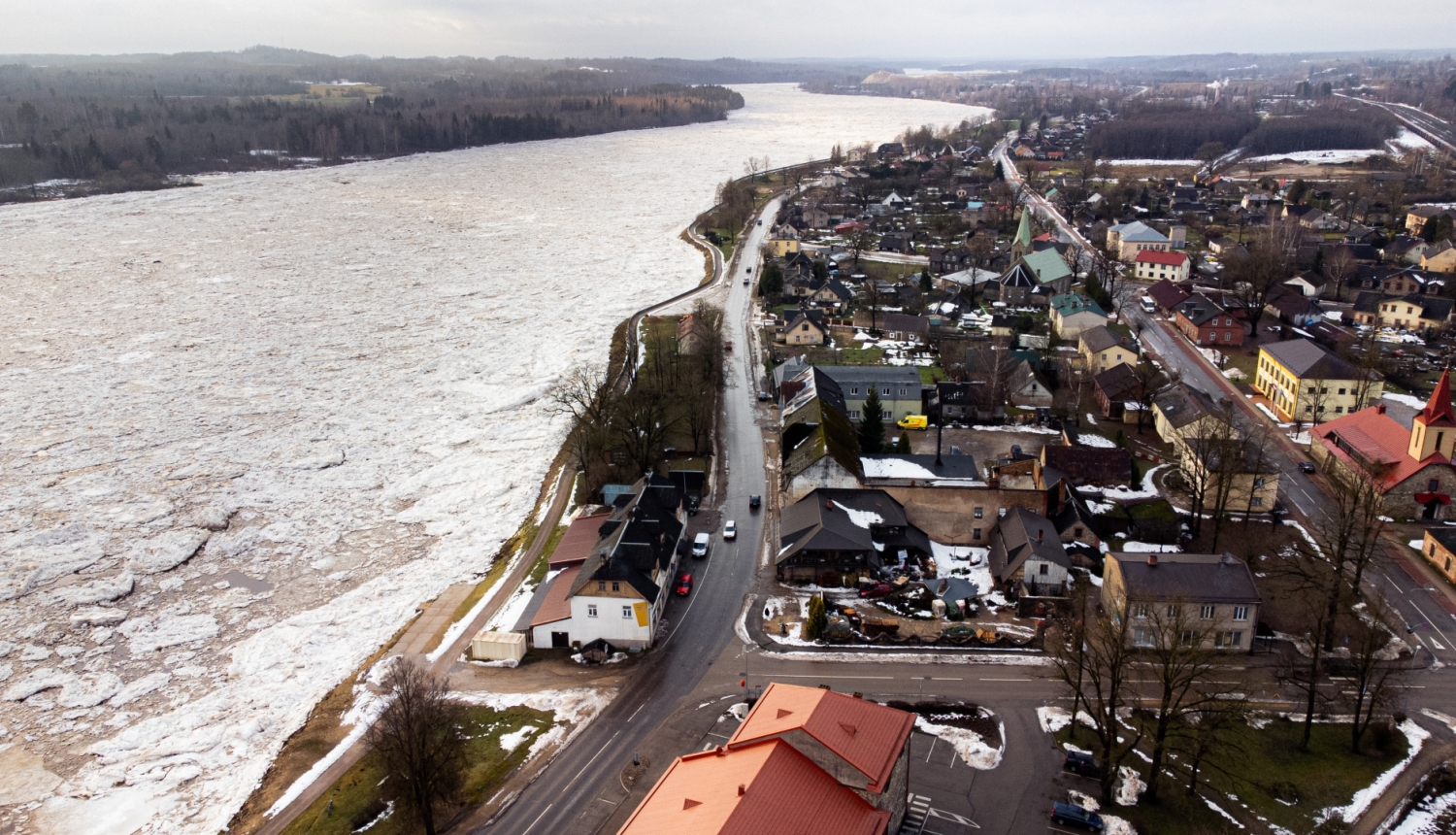 Daugavas iela un Daugava