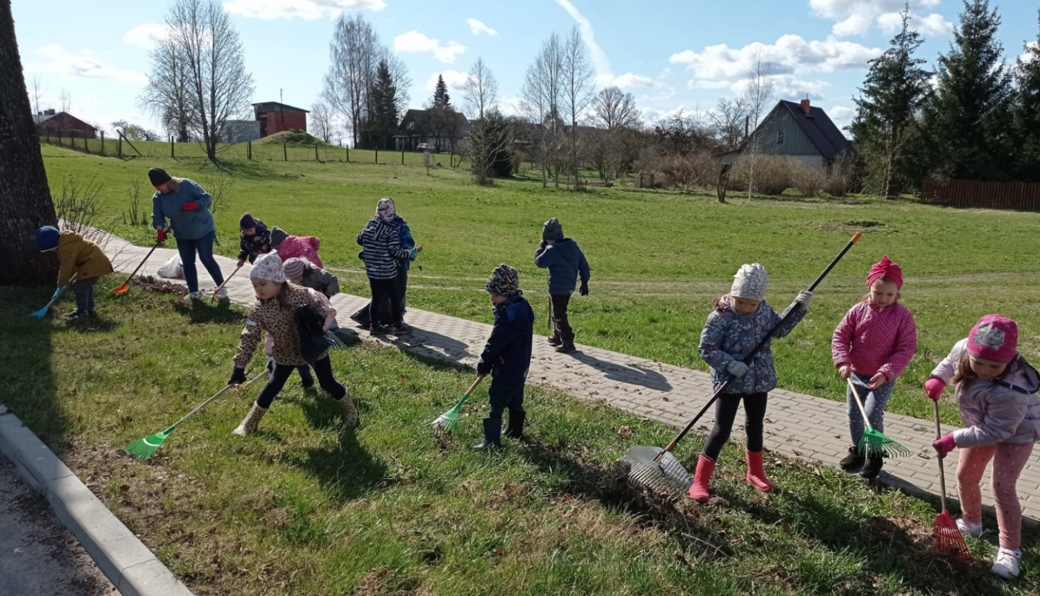 Skrīveru bērnudārza "Sprīdītis" saime piedalās talkā