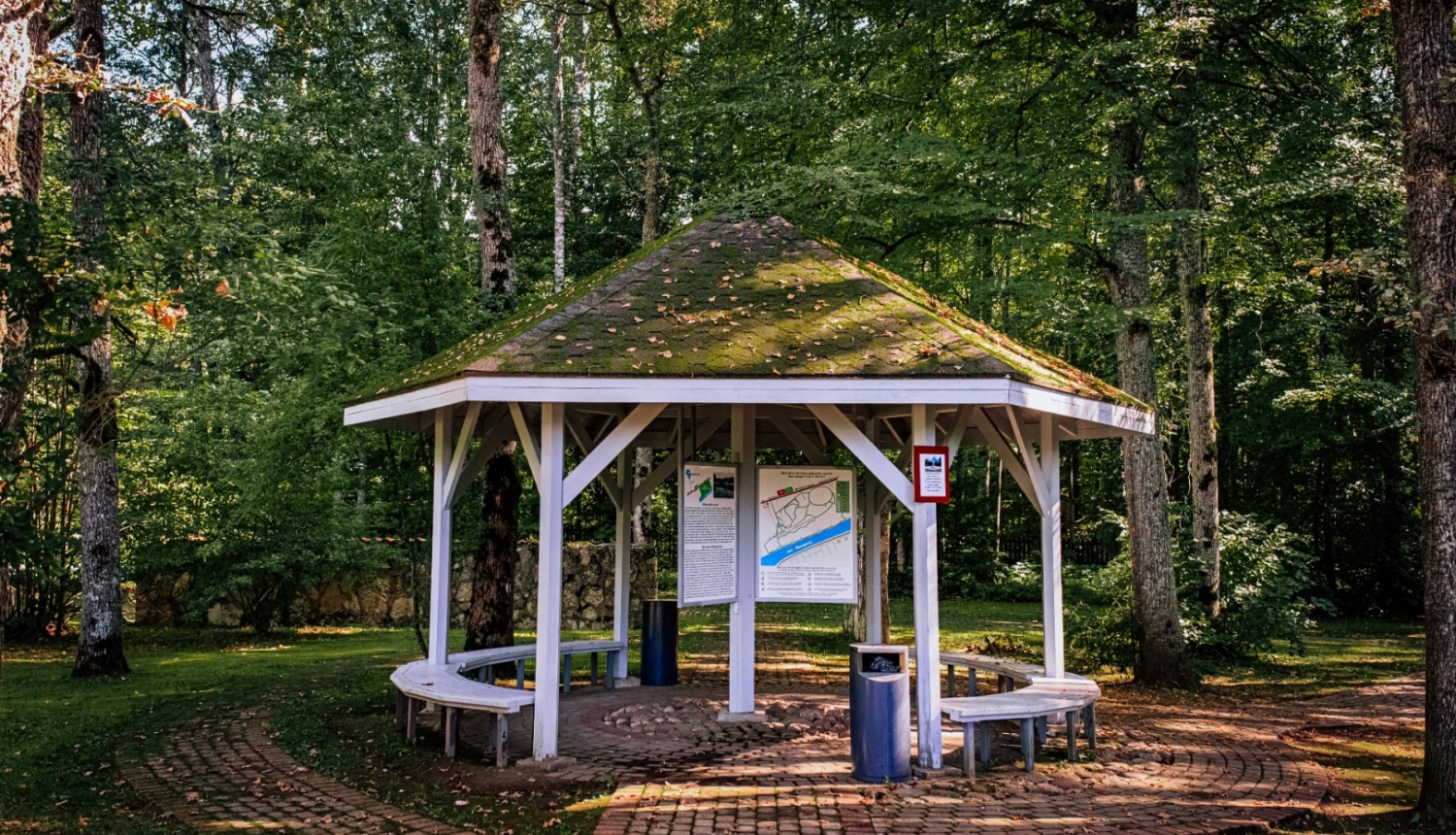 Skrīveru dendroloģiskias parks - lapene