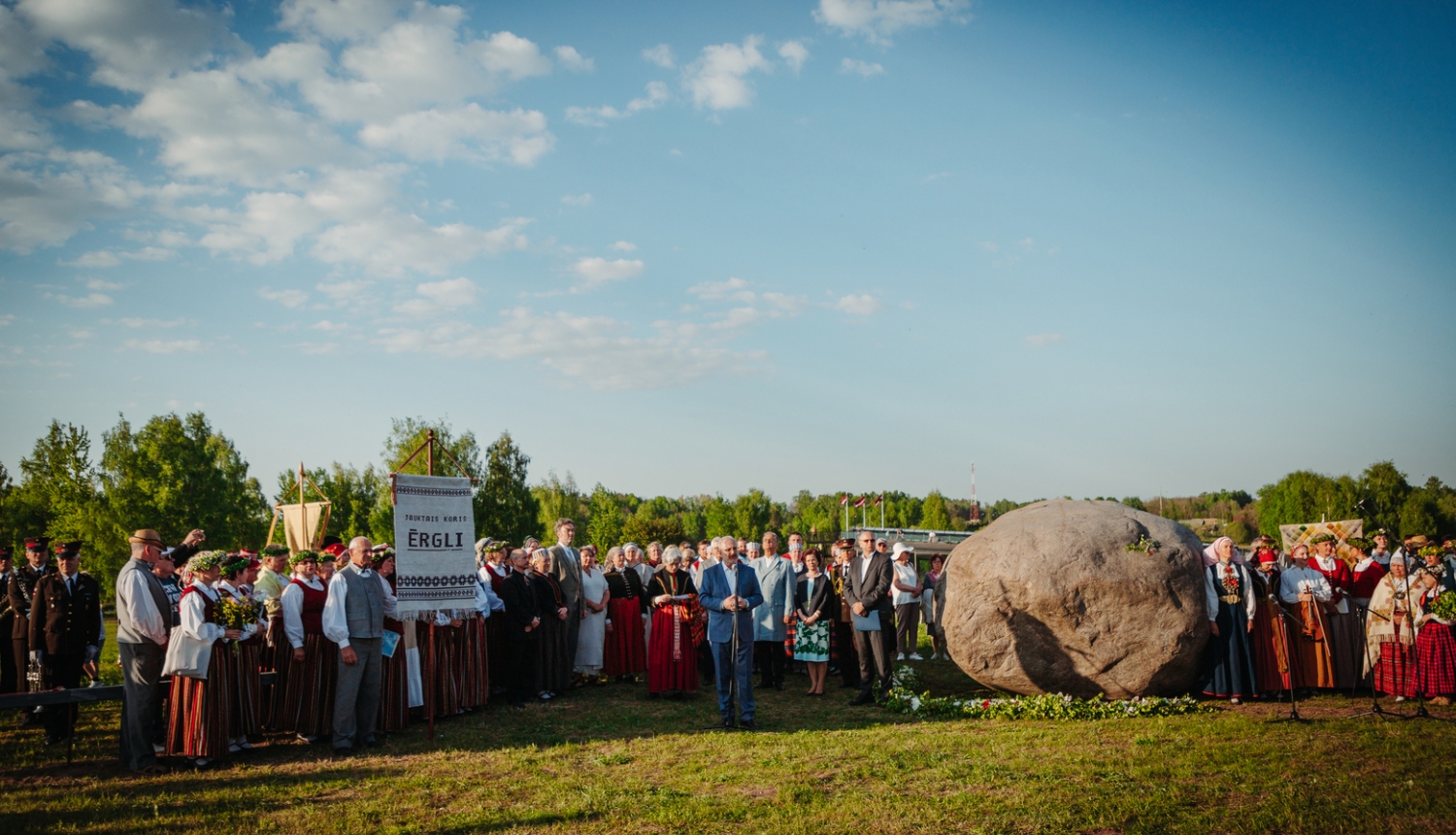 prezidents saka runu pie dziesmu svētku cildināšanas akmens